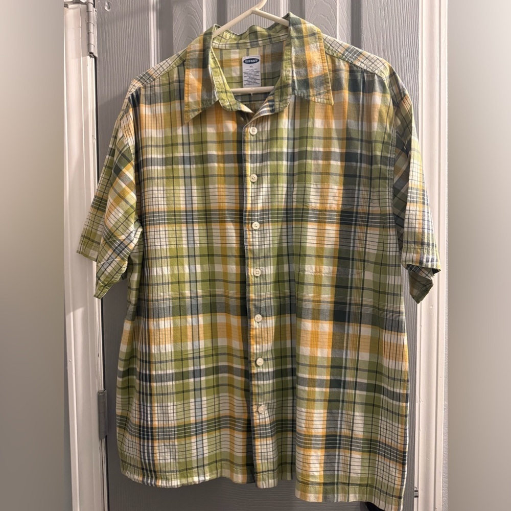 Men’s short sleeve Old Navy button down shirt in greens blue yellow & white XL